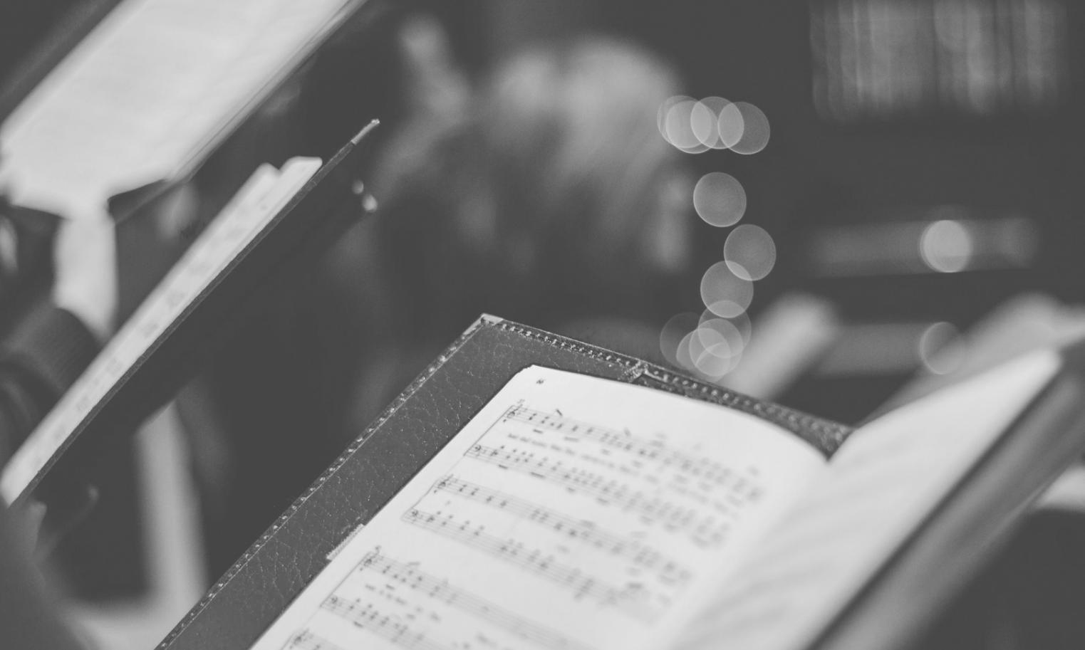 Studente che esplora generi musicali attraverso cuffie professionali